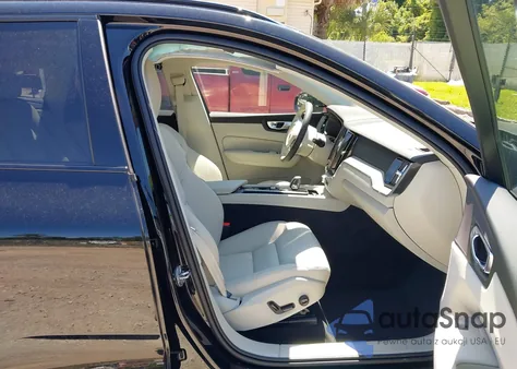 2025 Volvo Xc60 Plug-In Hybrid T8 Plus z USA, uszkodzony, nr VIN YV4H60RC9S1056625